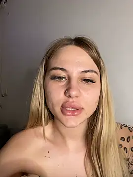 Snapshot of DariaSellen chatting on June 17, 2026, 8:41 pm DariaSellen online show from June 17, 2026, 8:41 pm