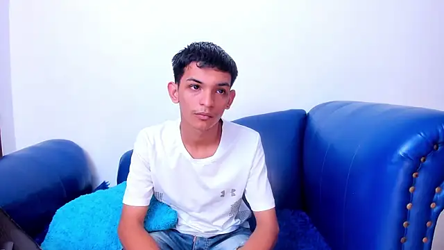 Snapshot of littlecum18 chatting on June 19, 2026, 12:33 pm littlecum18 online show from June 19, 2026, 12:33 pm