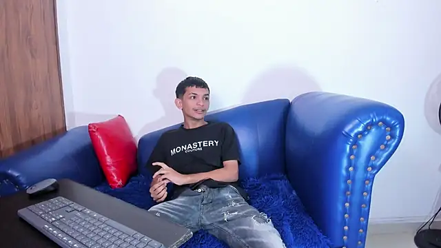 Snapshot of littlecum18 chatting on July 22, 2026, 1:24 pm littlecum18 online show from July 22, 2026, 1:24 pm