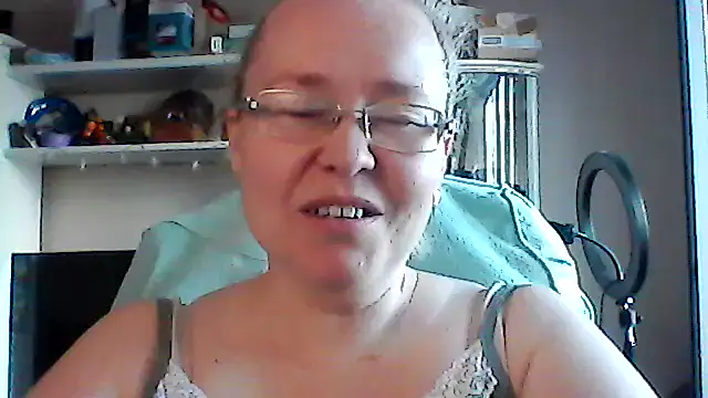 Snapshot of Viola27 chatting on June 21, 2026, 10:21 am Viola27 online show from June 21, 2026, 10:21 am