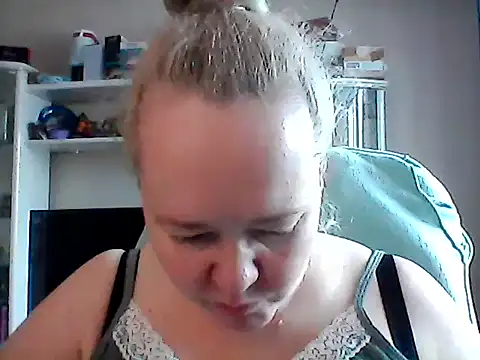 Snapshot of Viola27 chatting on June 12, 2026, 6:44 am Viola27 online show from June 12, 2026, 6:44 am