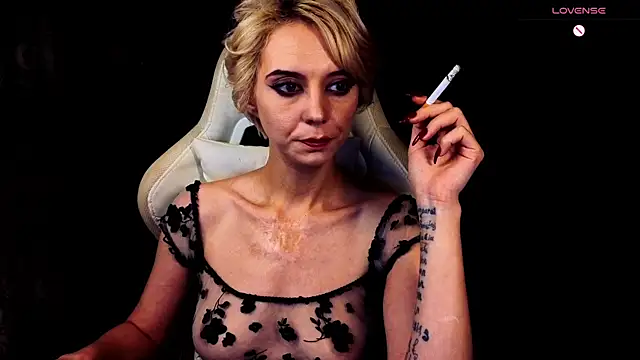 Snapshot of Blondice_ann chatting on August 5, 2026, 9:53 pm Blondice ann online show from August 5, 2026, 9:53 pm