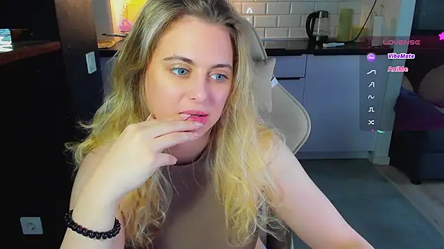 Snapshot of blonde_kellyy chatting on August 5, 2026, 4:17 am blonde kellyy online show from August 5, 2026, 4:17 am
