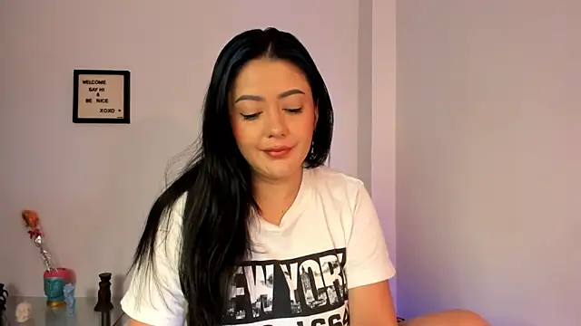 Snapshot of LauraToro_ chatting on December 20, 2025, 5:49 pm LauraToro online show from December 20, 2025, 5:49 pm