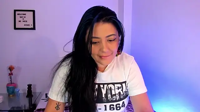 Snapshot of LauraToro_ chatting on December 20, 2025, 1:30 am LauraToro online show from December 20, 2025, 1:30 am