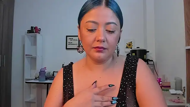 LauraToro  online show from April 8, 2026, 2:18 pm