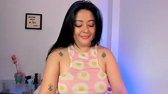 Snapshot of LauraToro_ chatting on January 17, 2026, 7:23 am LauraToro online show from January 17, 2026, 7:23 am