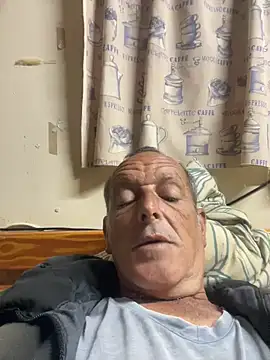 Snapshot of GeldenKuy chatting on June 11, 2026, 7:44 pm GeldenKuy online show from June 11, 2026, 7:44 pm