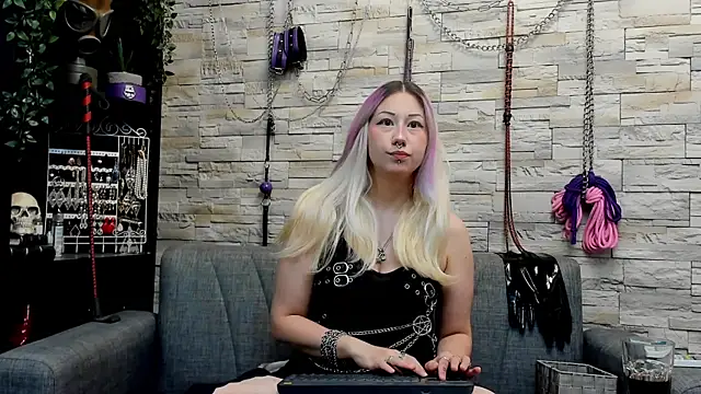 Snapshot of Miss_Kaz chatting on August 4, 2026, 12:37 am Miss Kaz online show from August 4, 2026, 12:37 am