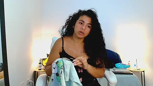 Snapshot of Isabella_Sophia19 chatting on August 4, 2026, 1:32 am Isabella Sophia19 online show from August 4, 2026, 1:32 am