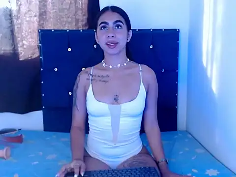 Snapshot of HelenDavied chatting on July 1, 2026, 9:48 pm HelenDavied online show from July 1, 2026, 9:48 pm