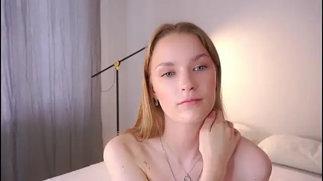 Snapshot of HellenSinyy chatting on June 18, 2026, 8:35 am HellenSinyy online show from June 18, 2026, 8:35 am
