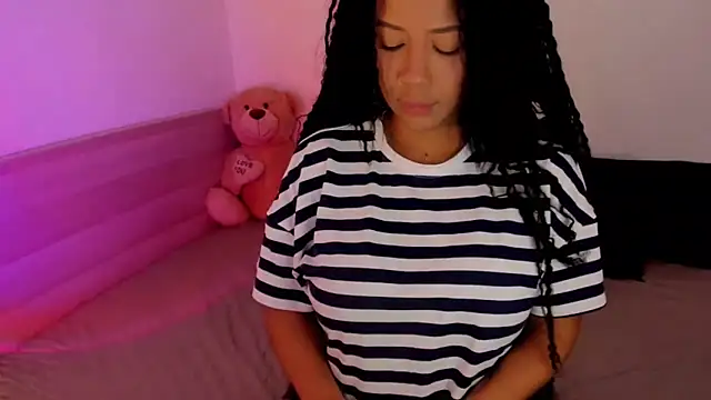 NicolePasqualott online show from November 18, 2025, 7:28 pm