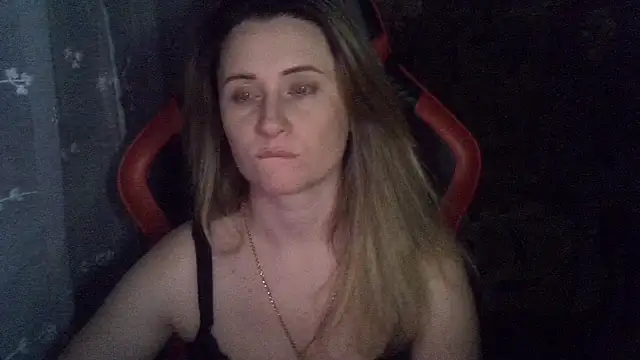 KiraKisskiss online show from June 15, 2026, 7:57 pm