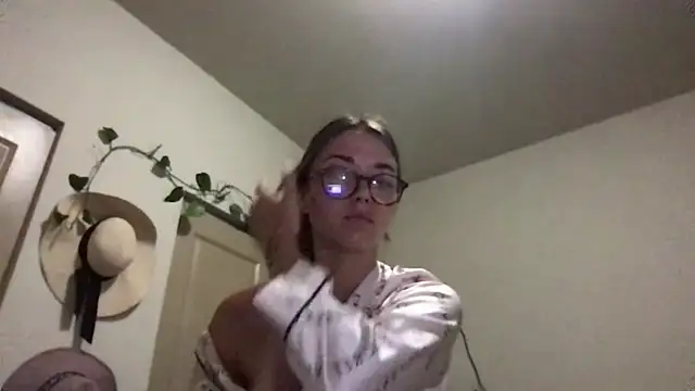 Snapshot of TheScarlettLane chatting on June 16, 2026, 3:28 am TheScarlettLane online show from June 16, 2026, 3:28 am