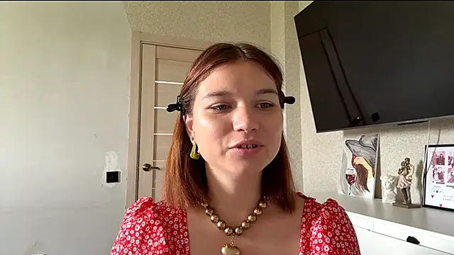 Snapshot of Karolinefrog chatting on June 17, 2026, 12:00 am Karolinefrog online show from June 17, 2026, 12:00 am