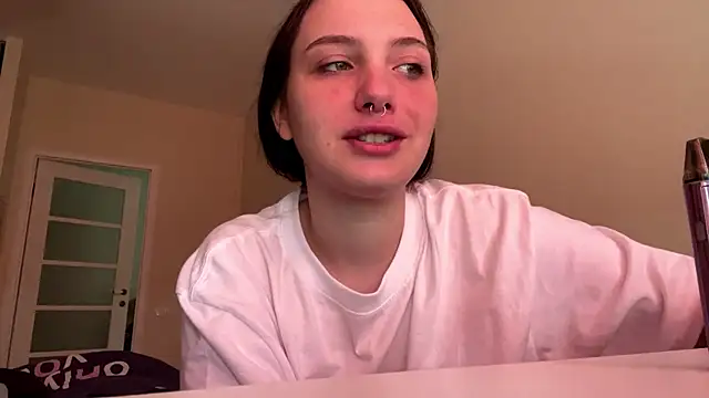 LillyPresti online show from June 26, 2026, 10:32 am