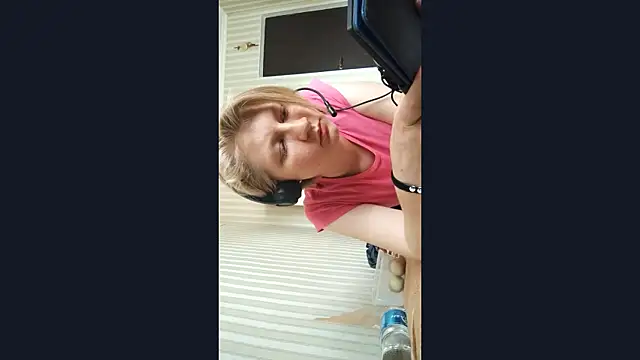 Snapshot of JennyShortcut chatting on June 19, 2026, 12:44 pm JennyShortcut online show from June 19, 2026, 12:44 pm