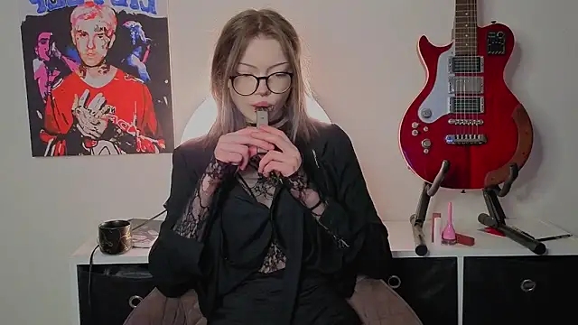 Snapshot of EndicaWilde chatting on June 22, 2026, 8:39 pm EndicaWilde online show from June 22, 2026, 8:39 pm