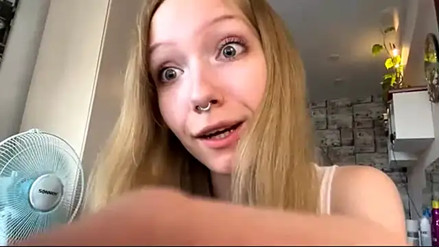 Snapshot of BivalentFalloff chatting on July 10, 2026, 4:23 am BivalentFalloff online show from July 10, 2026, 4:23 am