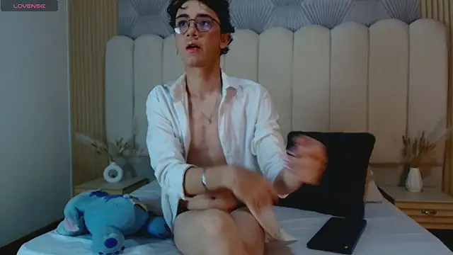 Snapshot of Leo_Williamss chatting on June 24, 2026, 12:04 pm Leo Williamss online show from June 24, 2026, 12:04 pm