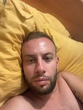 Snapshot of tittolone98 chatting on August 4, 2026, 1:43 am tittolone98 online show from August 4, 2026, 1:43 am