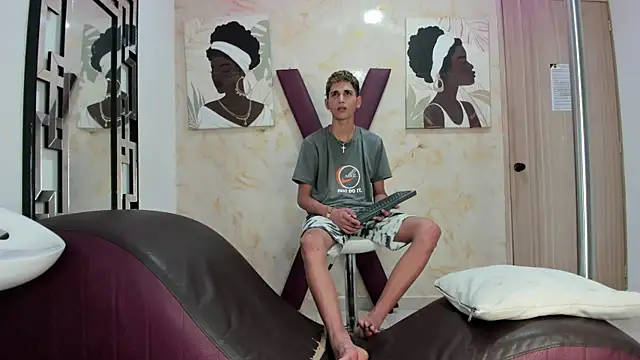RED BOYS1 online show from June 19, 2026, 7:36 am