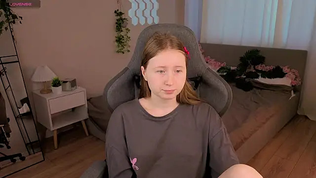 Snapshot of LiliTiny chatting on July 5, 2026, 4:19 am LiliTiny online show from July 5, 2026, 4:19 am