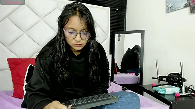azul moonn online show from August 5, 2026, 4:28 am