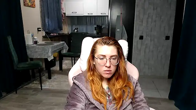 Reginasmilee online show from April 21, 2026, 2:47 am