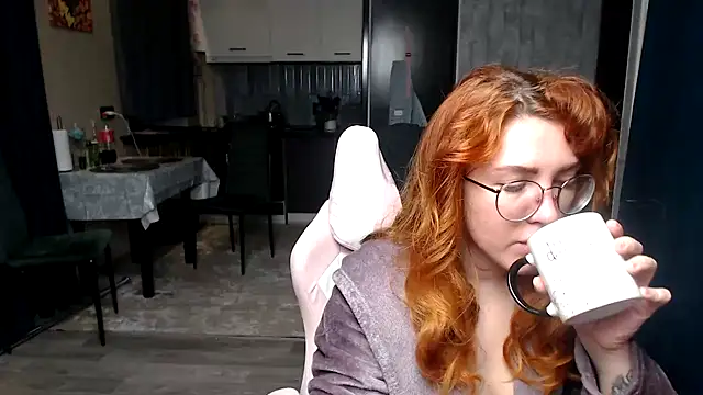 Reginasmilee online show from April 19, 2026, 1:28 am