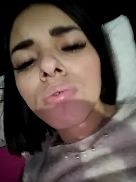 FabyNovinha online show from July 7, 2026, 5:21 am