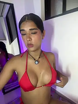 Snapshot of EmmaRoux_ chatting on July 16, 2026, 7:22 pm EmmaRoux online show from July 16, 2026, 7:22 pm