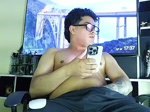 Snapshot of Javi_bermuzzi chatting on July 3, 2026, 10:38 pm Javi bermuzzi online show from July 3, 2026, 10:38 pm