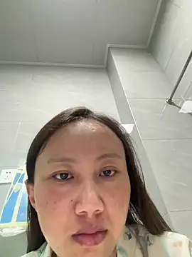 Snapshot of IcebergQueen chatting on July 10, 2026, 12:21 am IcebergQueen online show from July 10, 2026, 12:21 am