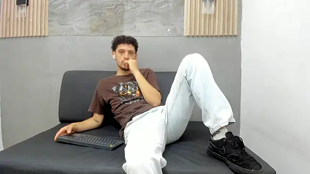 Snapshot of LUCA_GREEND chatting on July 15, 2026, 12:23 pm LUCA GREEND online show from July 15, 2026, 12:23 pm