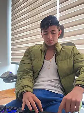Snapshot of ItsJuanLuxxOficial chatting on July 13, 2026, 4:50 pm ItsJuanLuxxOficial online show from July 13, 2026, 4:50 pm