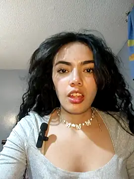 Snapshot of laura_mon chatting on August 5, 2026, 2:38 am laura mon online show from August 5, 2026, 2:38 am
