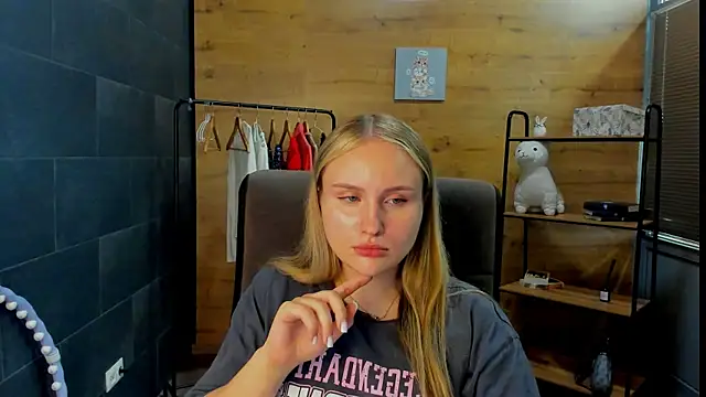 AnaaHunter online show from July 22, 2026, 3:47 pm