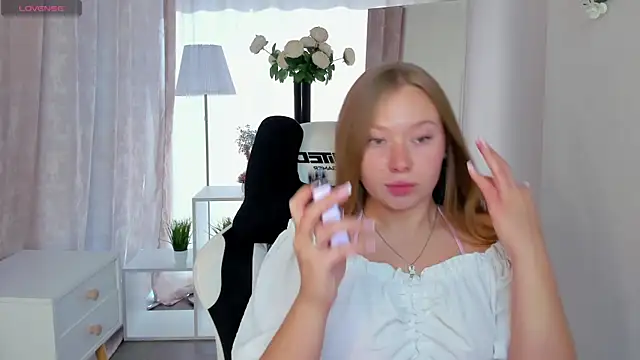 Snapshot of Coraline_Clark chatting on July 20, 2026, 10:00 am Coraline Clark online show from July 20, 2026, 10:00 am
