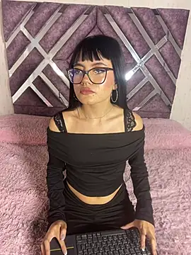 Snapshot of Saphira_Pink chatting on July 17, 2026, 5:54 pm Saphira Pink online show from July 17, 2026, 5:54 pm