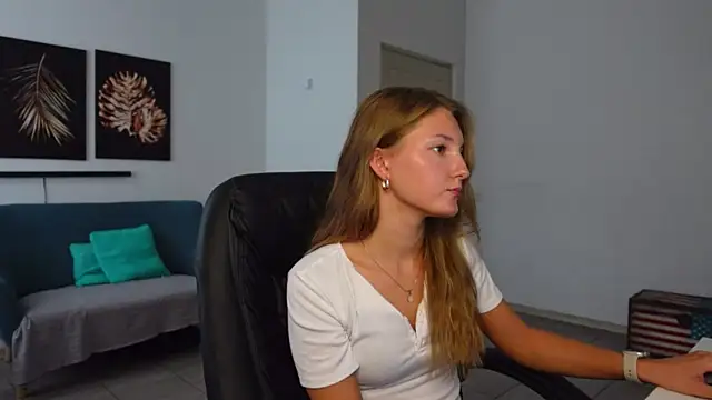 Snapshot of Lana_Jewel chatting on August 3, 2026, 9:04 am Lana Jewel online show from August 3, 2026, 9:04 am