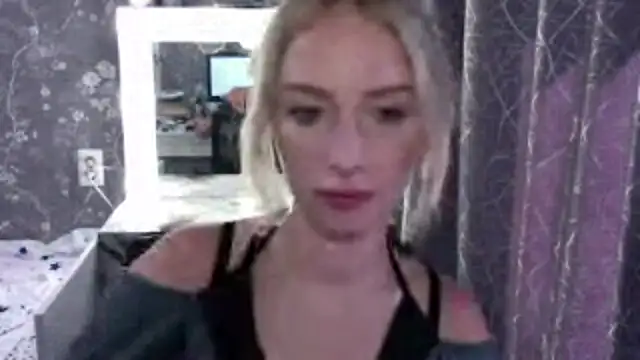 Snapshot of ellisweets chatting on August 7, 2026, 10:32 am ellisweets online show from August 7, 2026, 10:32 am