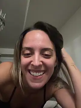 Snapshot of mellybearzzz chatting on July 22, 2026, 8:49 am mellybearzzz online show from July 22, 2026, 8:49 am