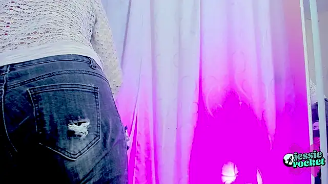 jessierocketx online show from April 18, 2026, 10:43 pm