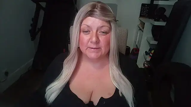 Snapshot of Blonde_Exclusive chatting on August 3, 2026, 10:43 am Blonde Exclusive online show from August 3, 2026, 10:43 am