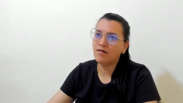 MARILYN GARCIA online show from November 8, 2025, 1:47 pm