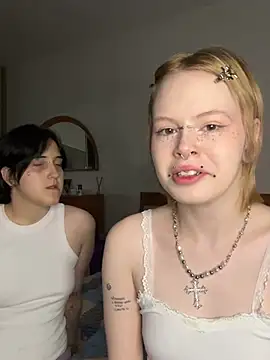 Snapshot of AliceAndMia chatting on August 7, 2026, 6:58 pm AliceAndMia online show from August 7, 2026, 6:58 pm