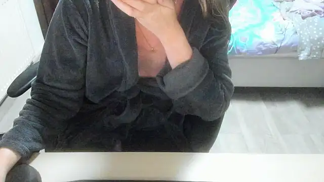 minoesje37 online show from January 8, 2026, 8:37 pm