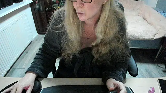 Snapshot of minoesje37 chatting on February 18, 2025, 8:25 pm minoesje37 online show from February 18, 2025, 8:25 pm